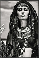 BLACK x WHITE TRADITIONAL WOMAN GLASS ART