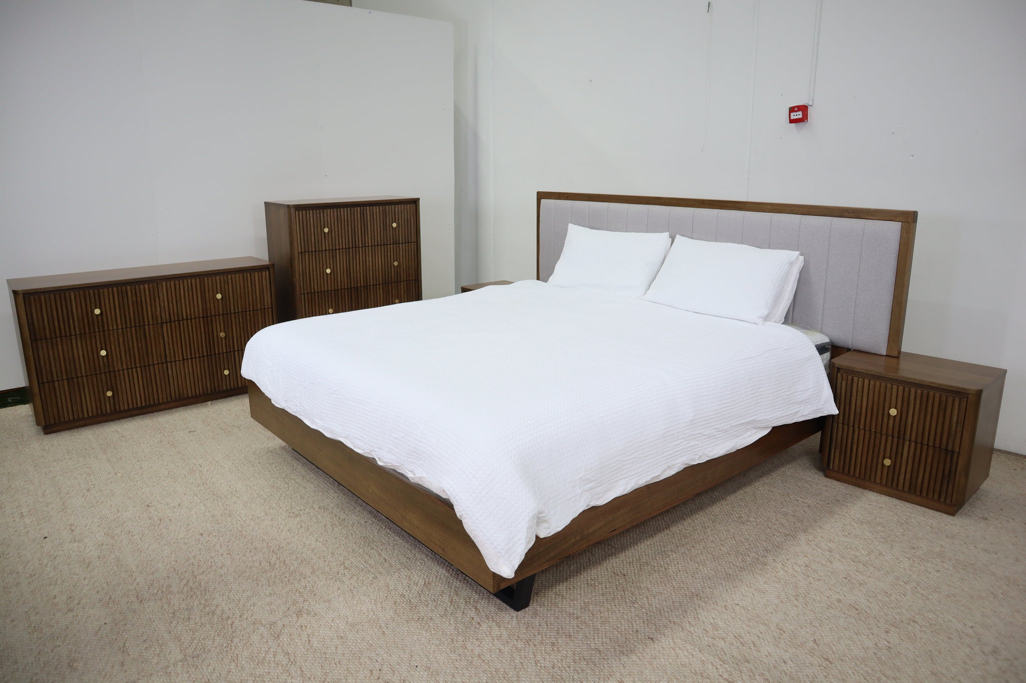 ANNABELLE SMOKE FLOATING KING BED