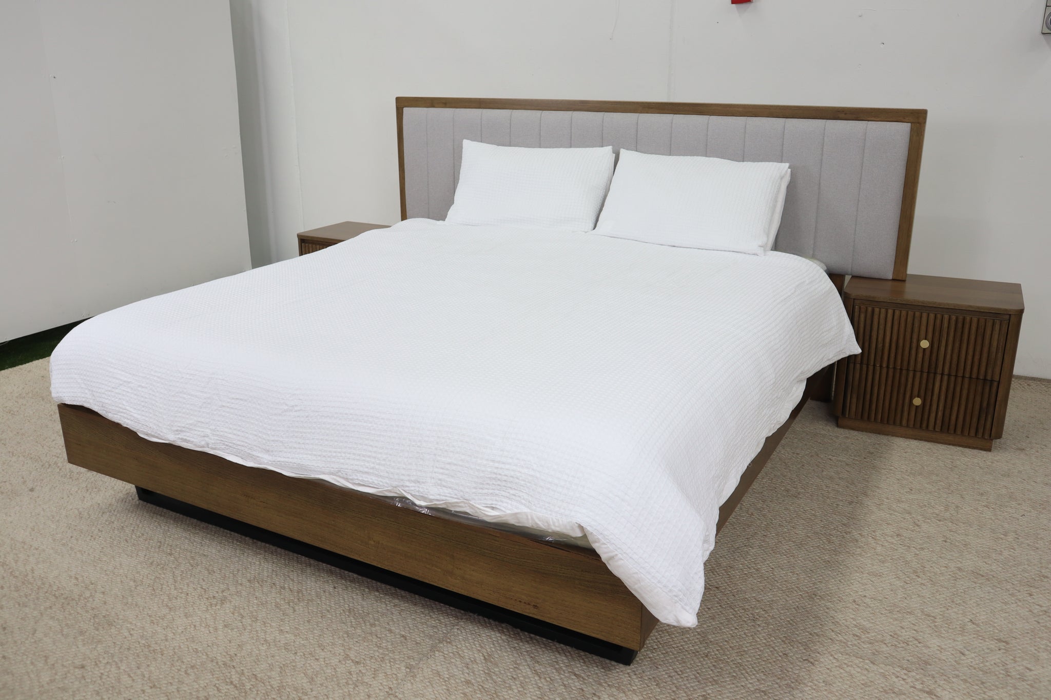 ANNABELLE SMOKE FLOATING KING BED