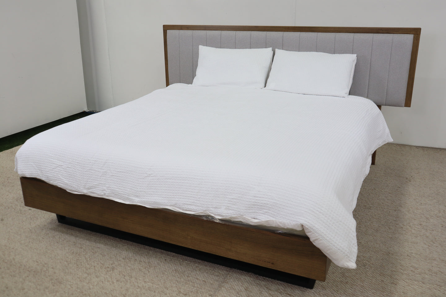 ANNABELLE SMOKE FLOATING QUEEN BED