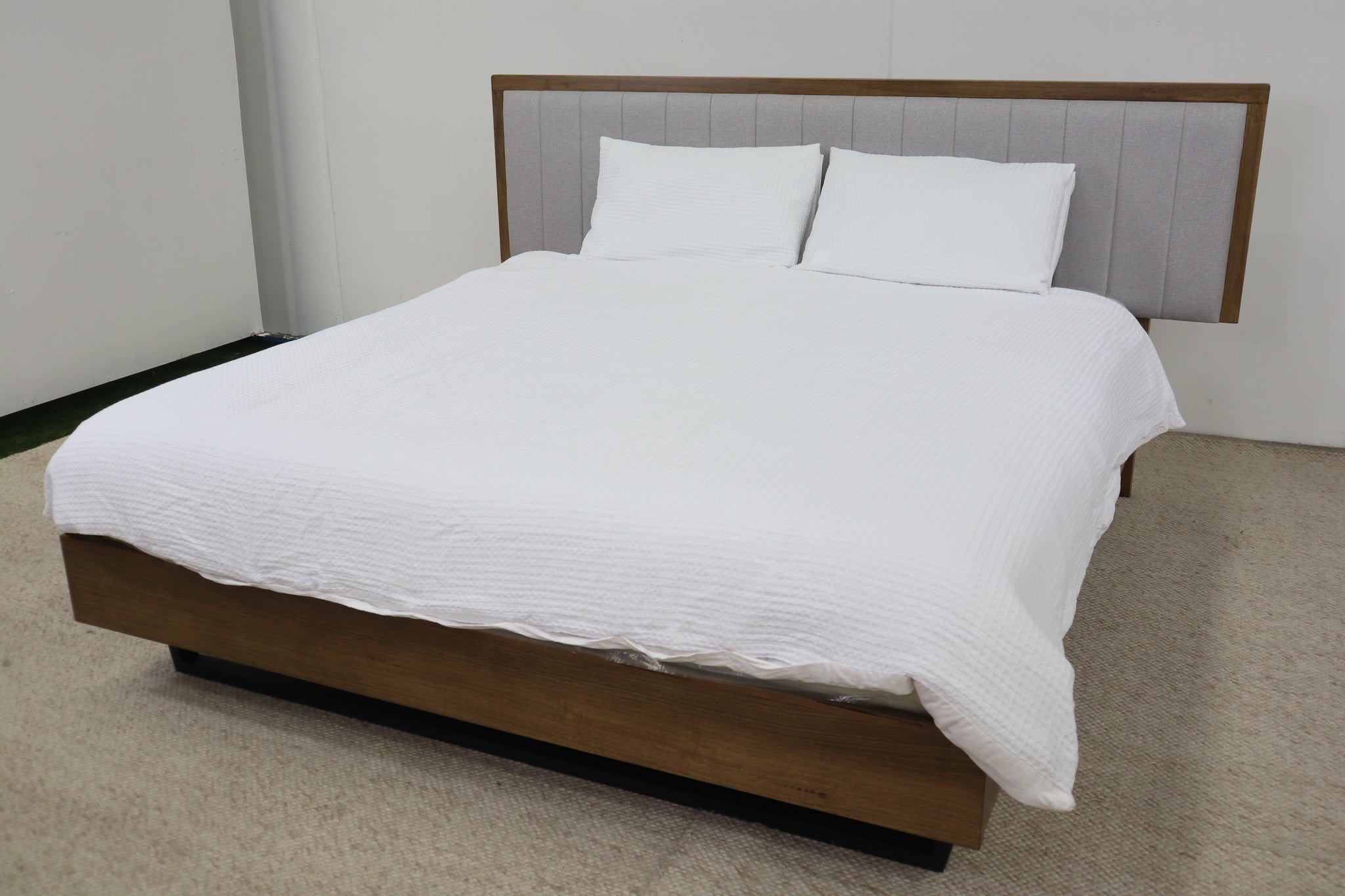 ANNABELLE SMOKE FLOATING KING BED