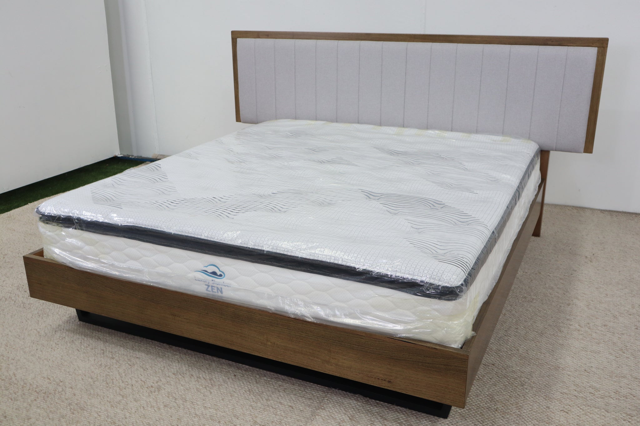 ANNABELLE SMOKE FLOATING KING BED