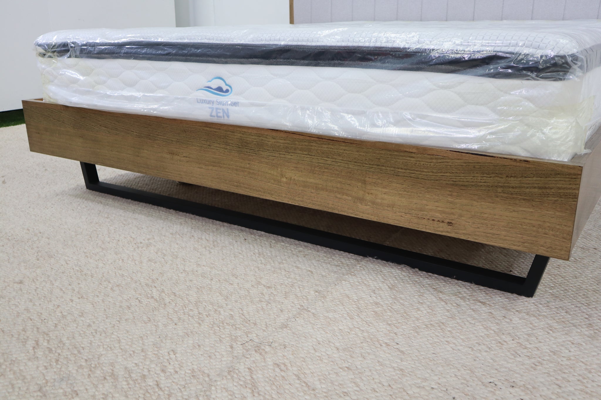 ANNABELLE SMOKE FLOATING KING BED