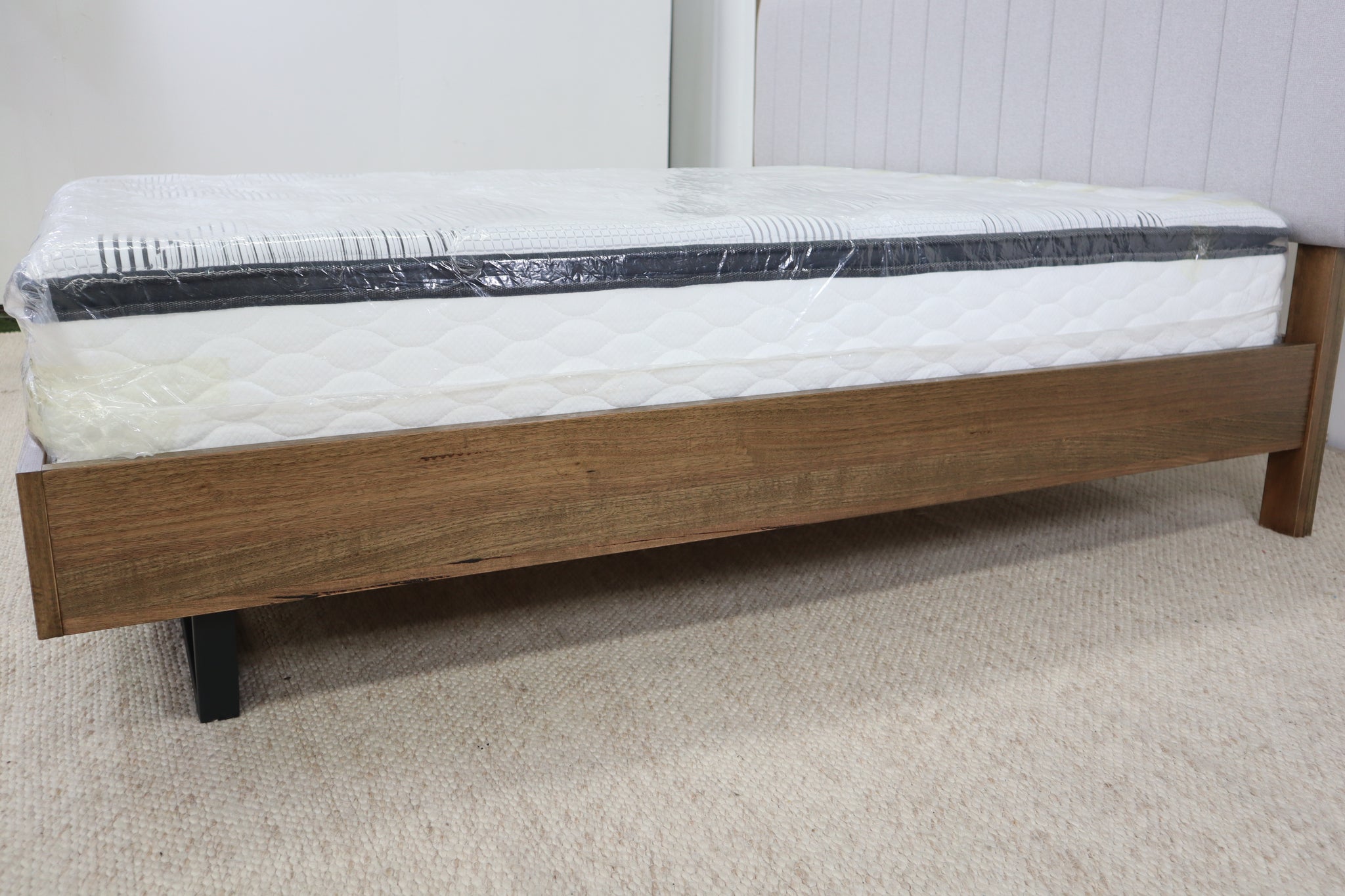 ANNABELLE SMOKE FLOATING KING BED