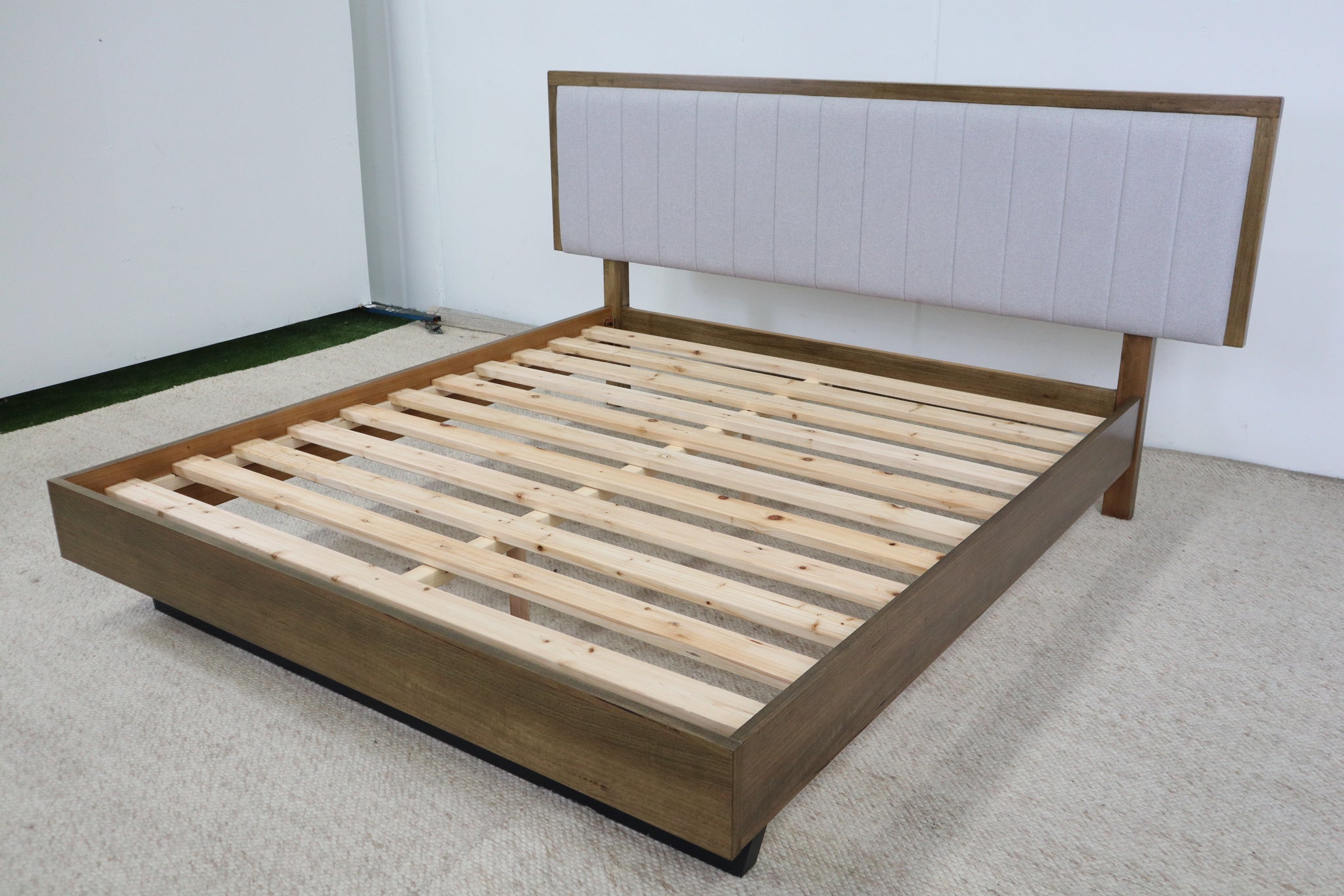 ANNABELLE SMOKE FLOATING KING BED