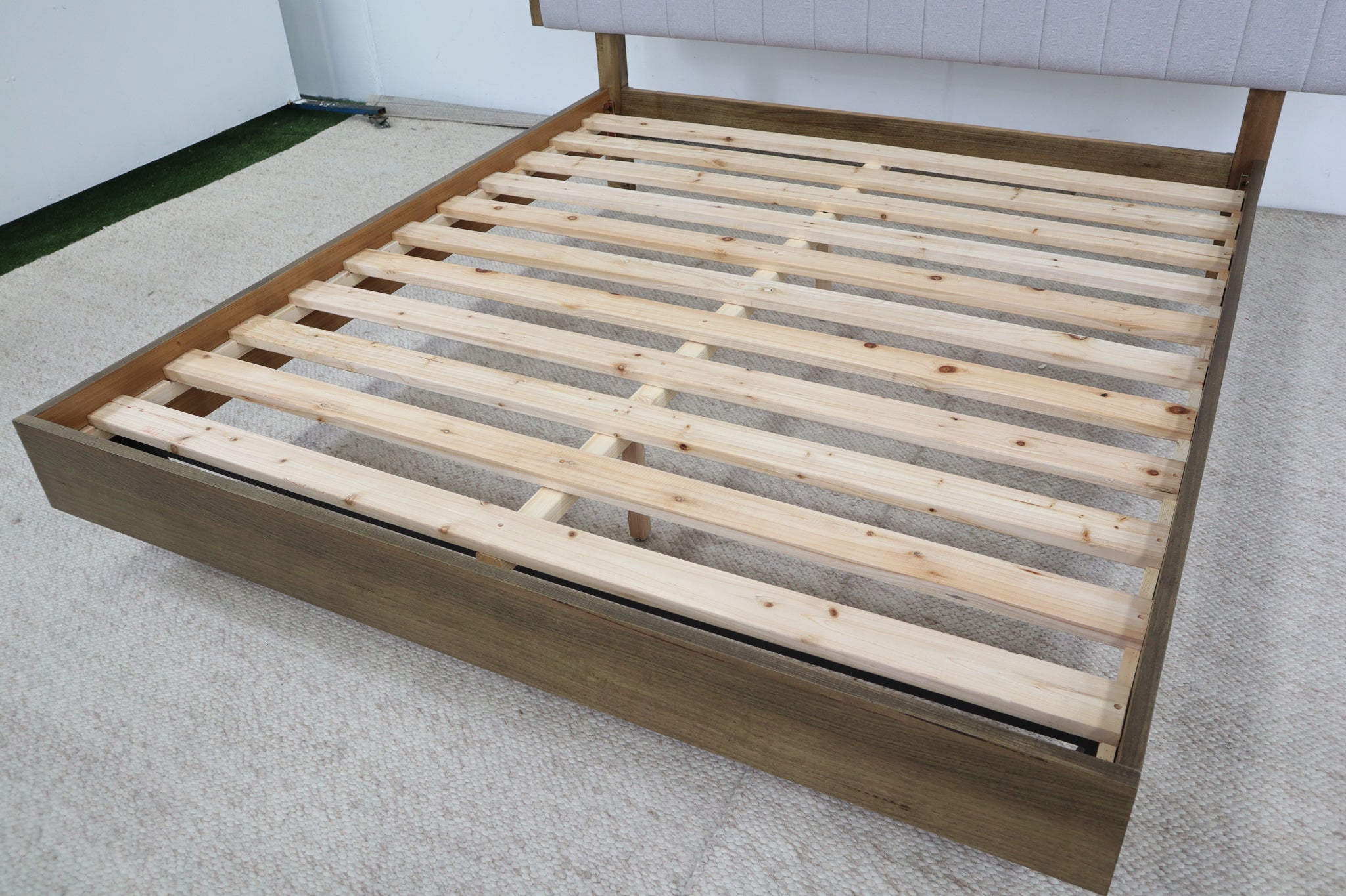 ANNABELLE SMOKE FLOATING KING BED