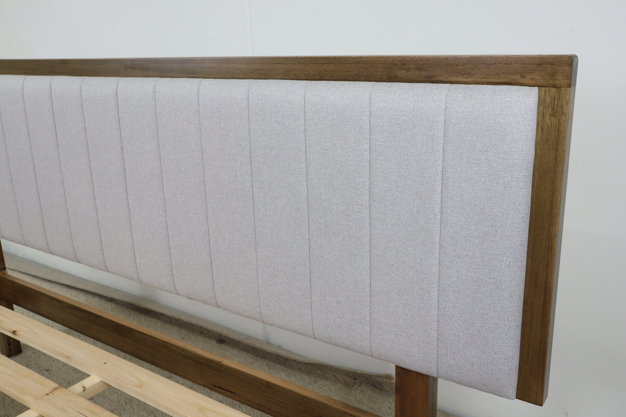 ANNABELLE SMOKE FLOATING KING BED