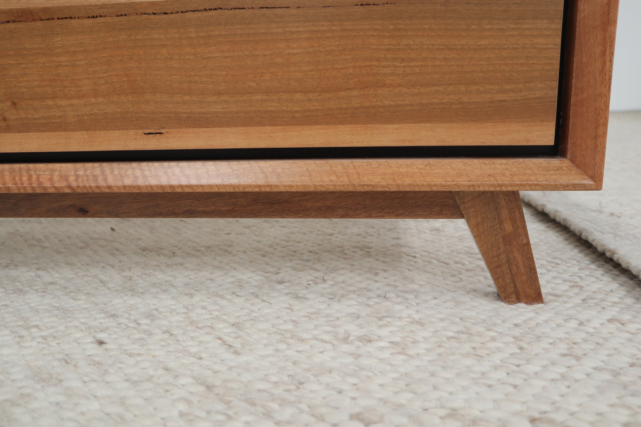 VALENTINA TIMBER KING BED