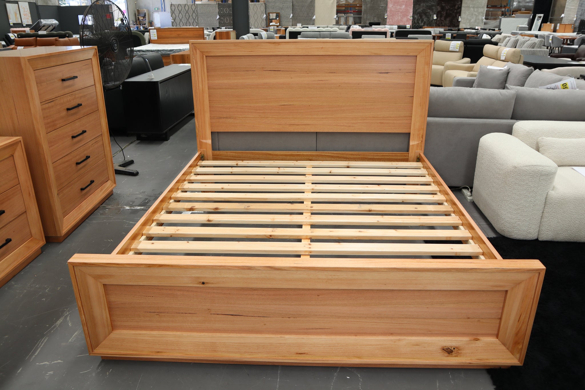 SLOAN QUEEN SIZE BED