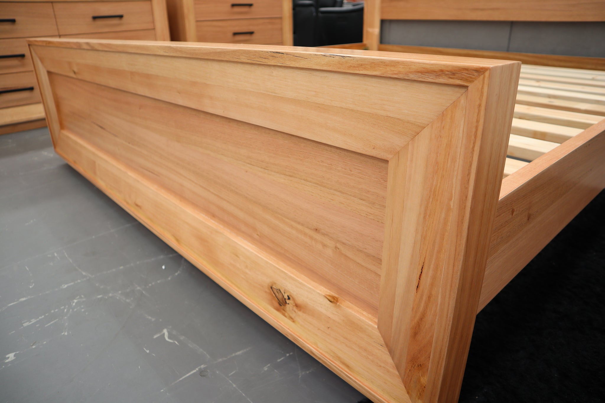 SLOAN QUEEN SIZE BED
