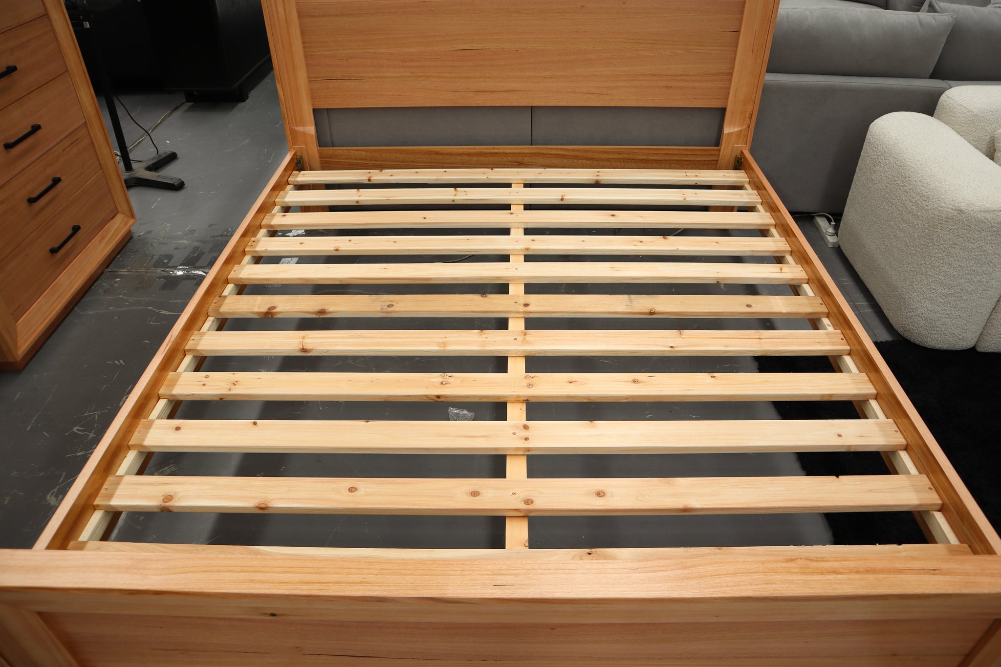 SLOAN QUEEN SIZE BED