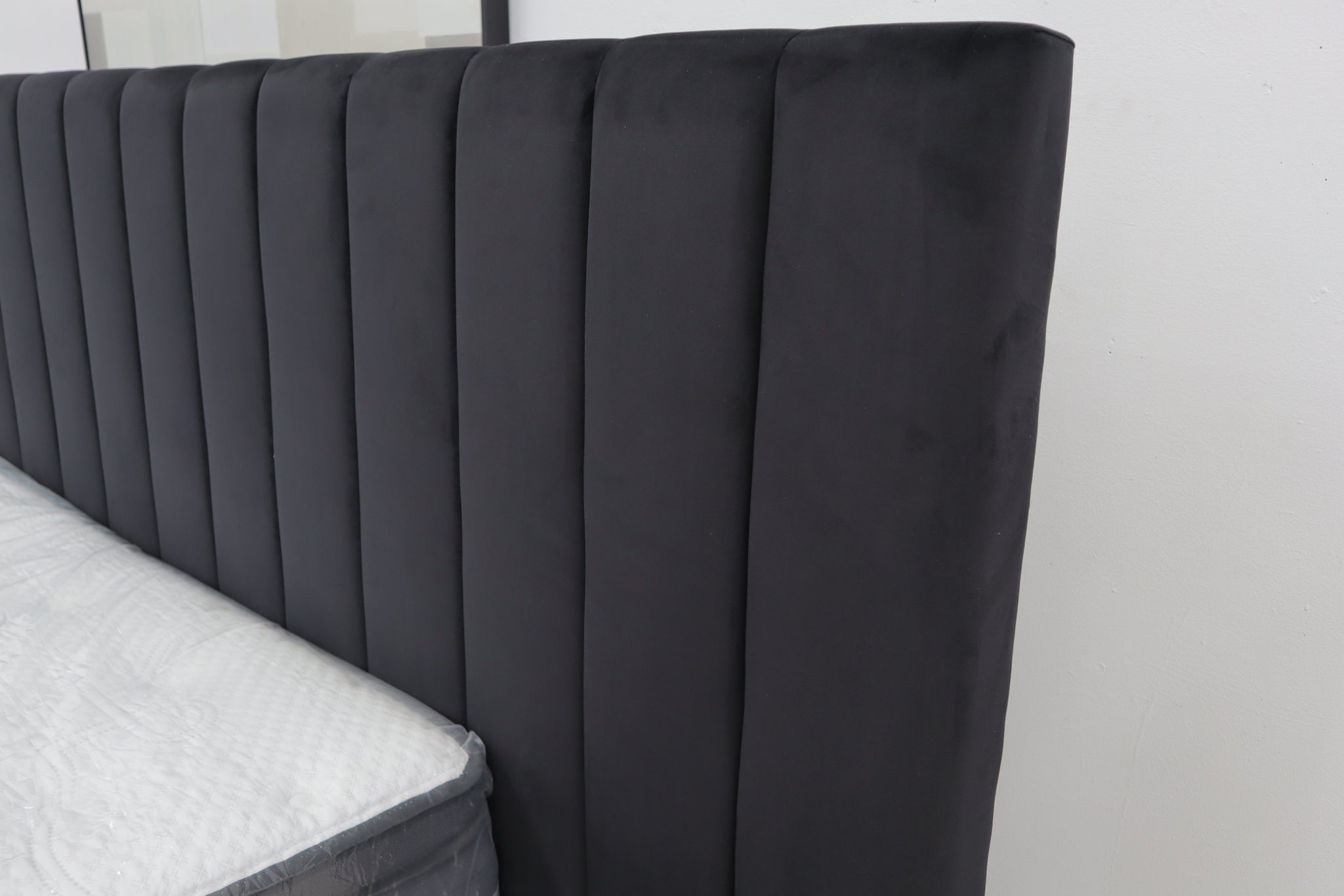 SOPHIA BLACK VELVET QUEEN BED