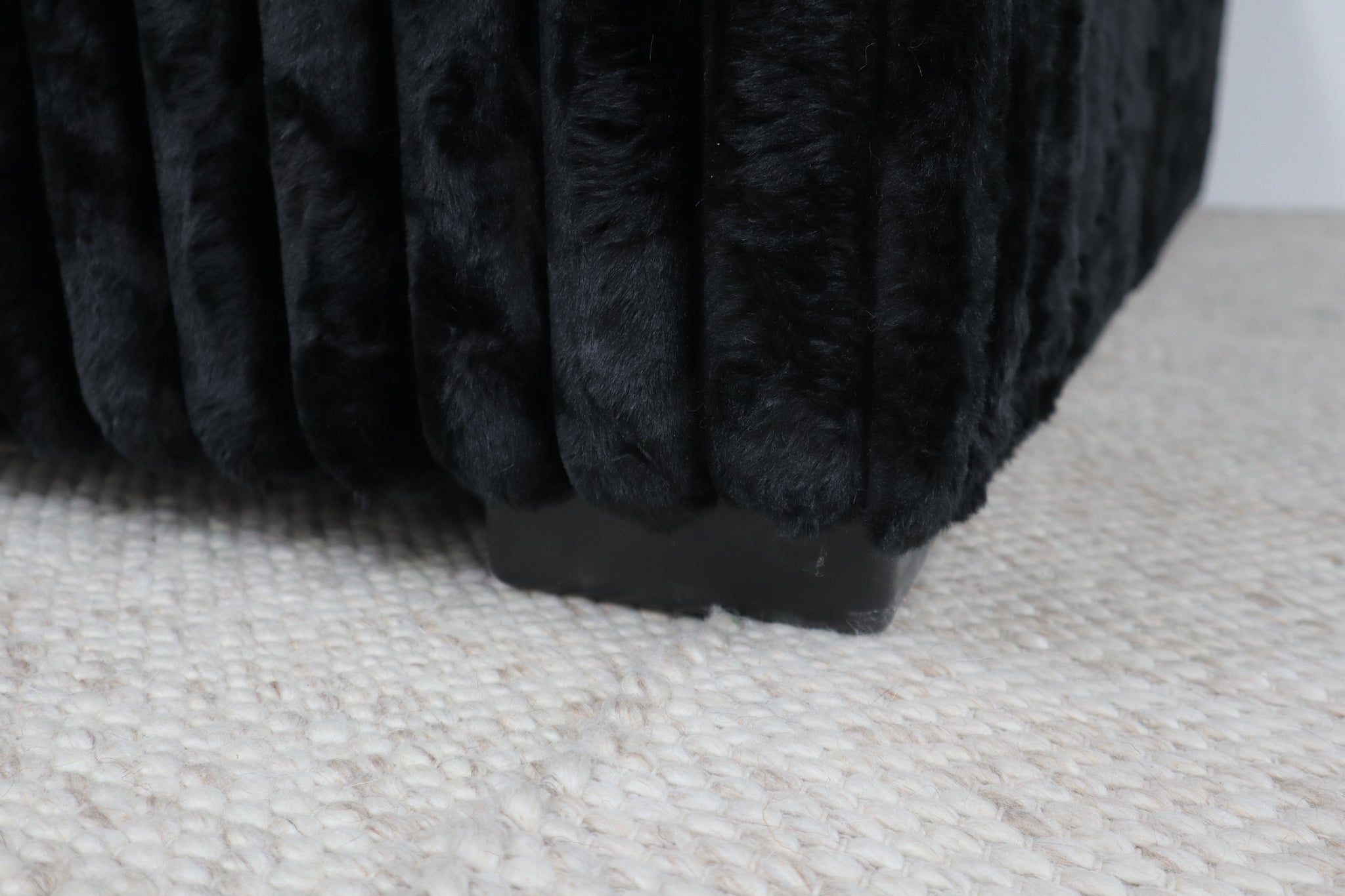 EVE BLACK FAUX FUR SINGLE CHAISE