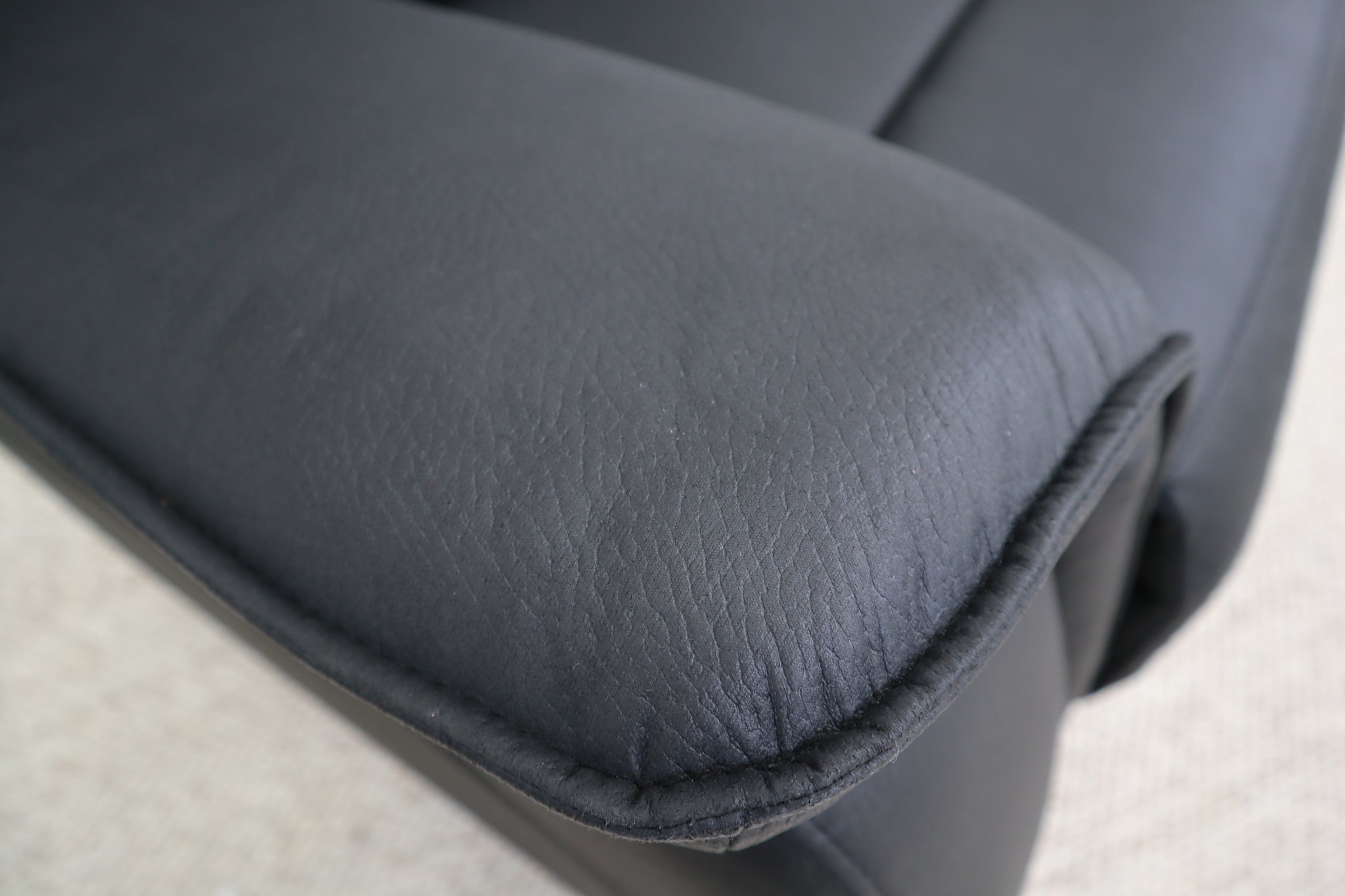 EMMA BLACK RECLINER