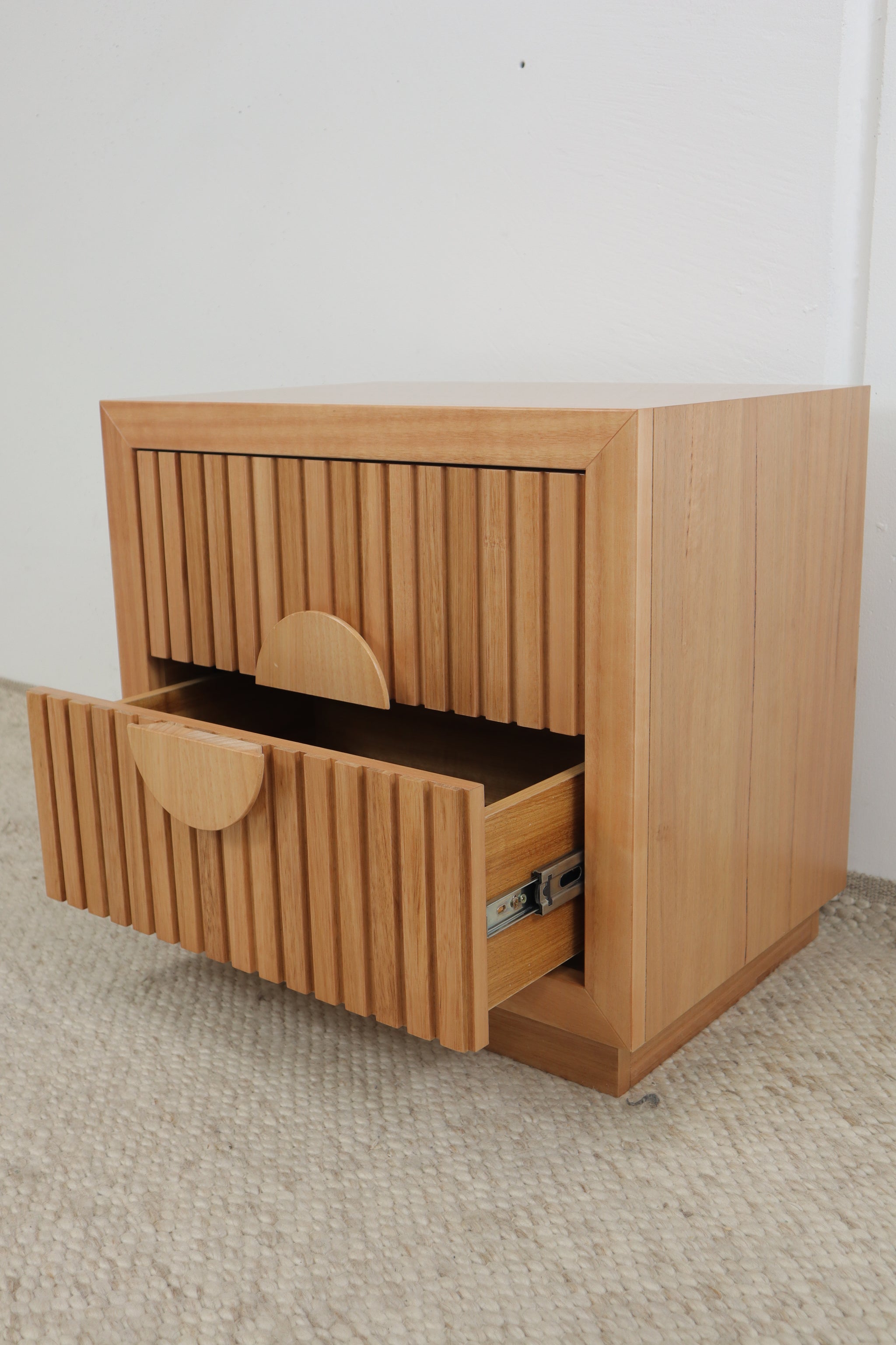 OTIS MESSMATE BEDSIDE TABLE