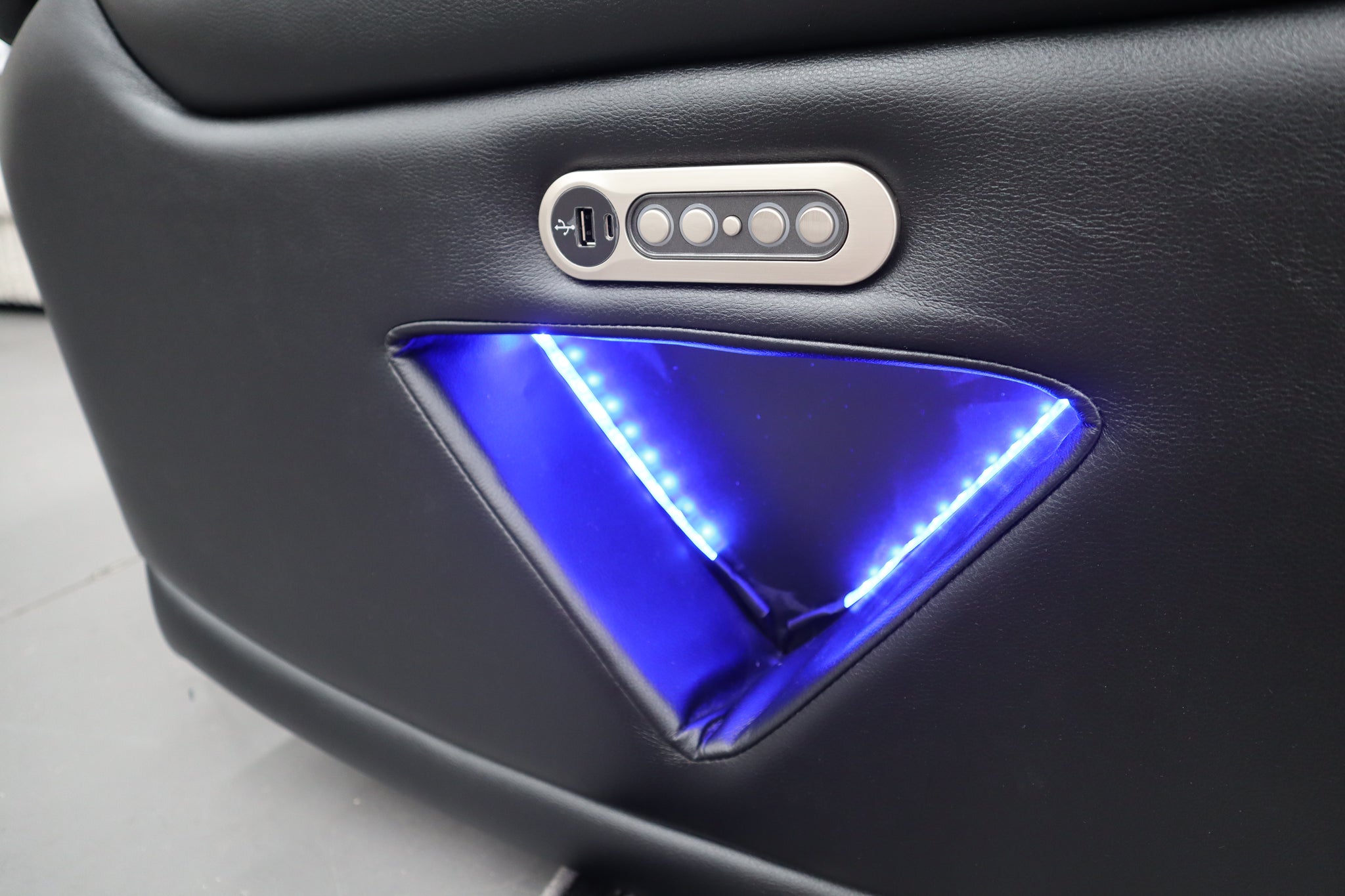 ALISA BLACK CORNER LOUNGE