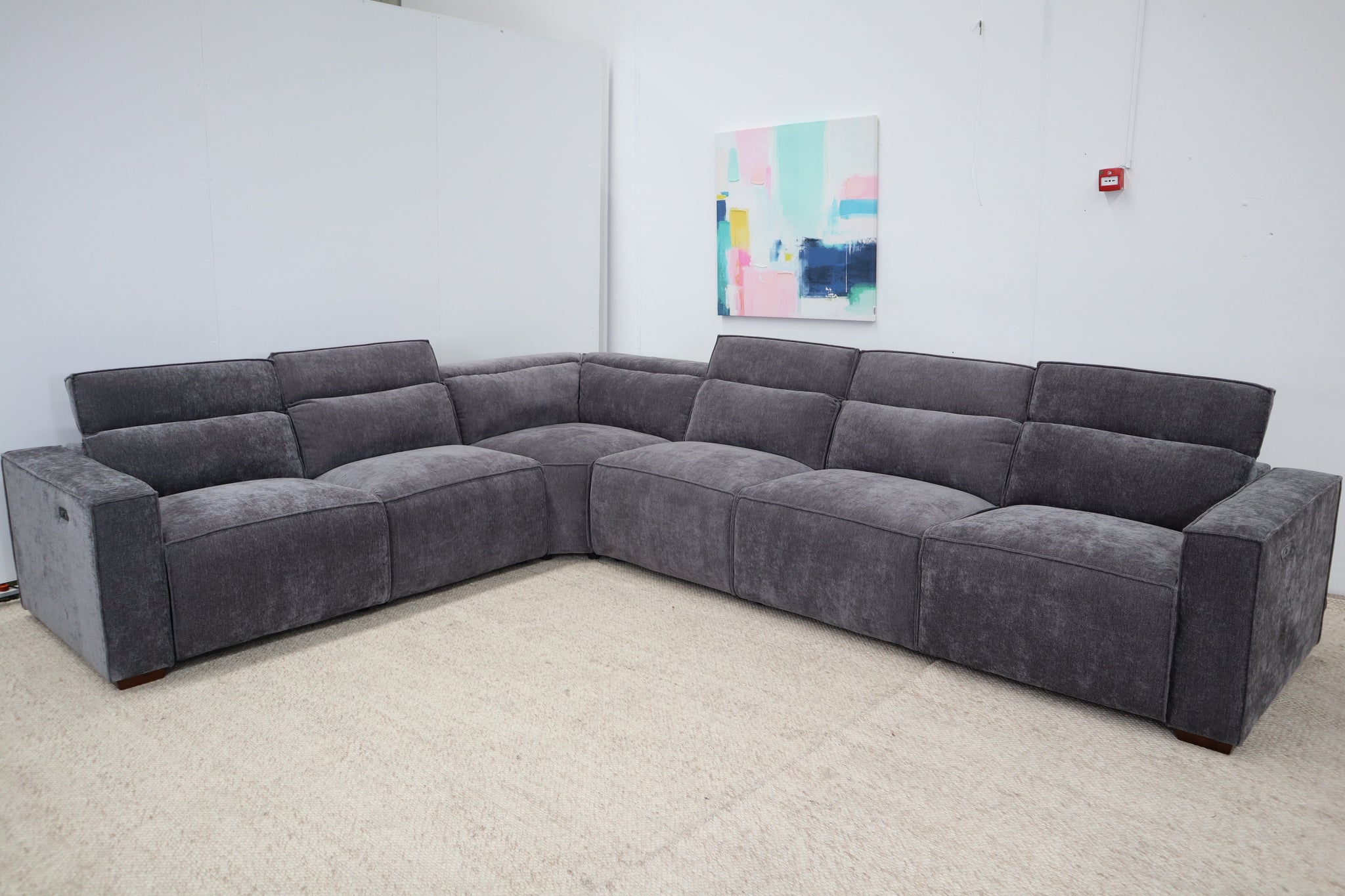 LYNX CHARCOAL CORNER LOUNGE