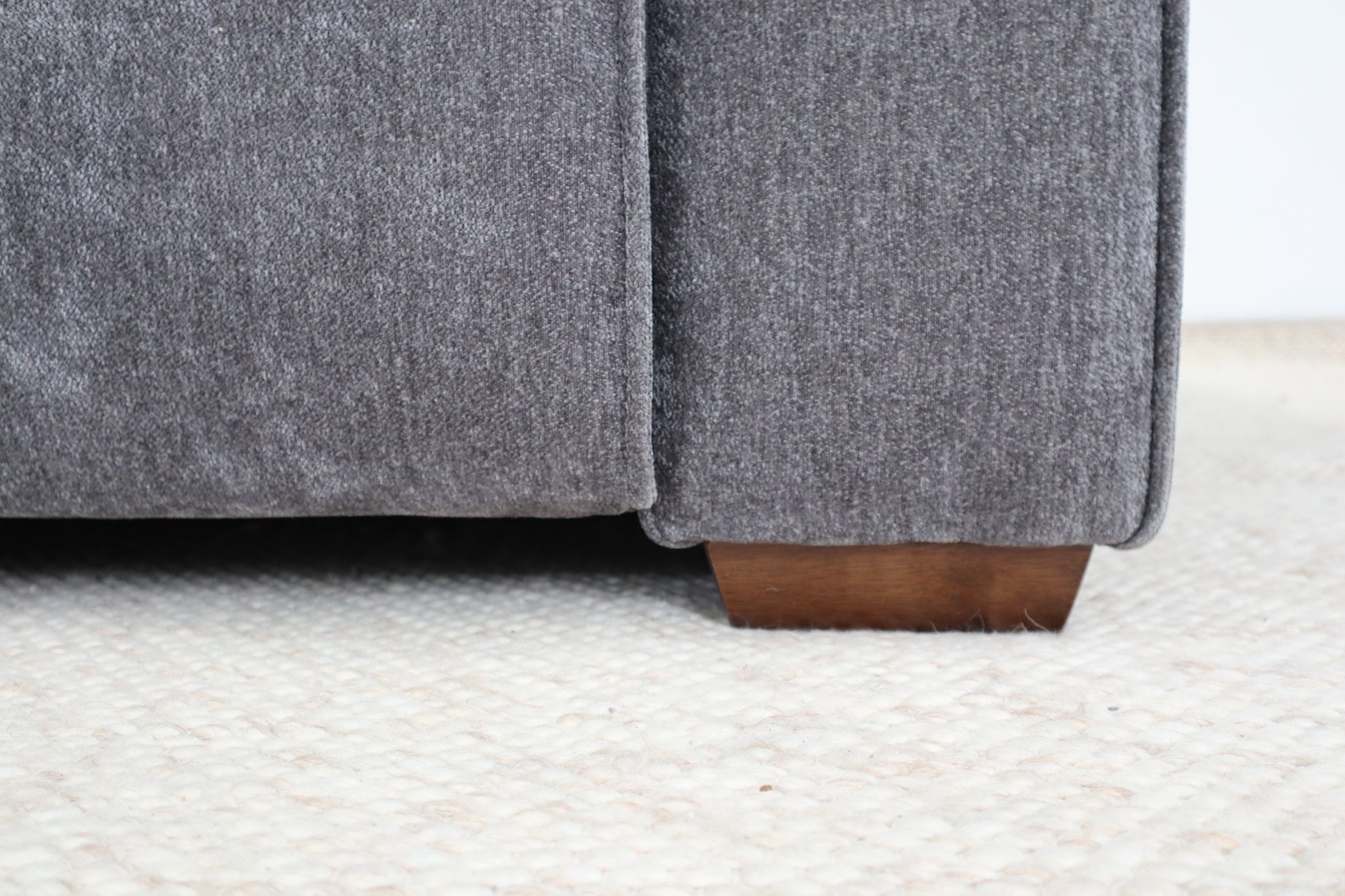 LYNX CHARCOAL CORNER LOUNGE