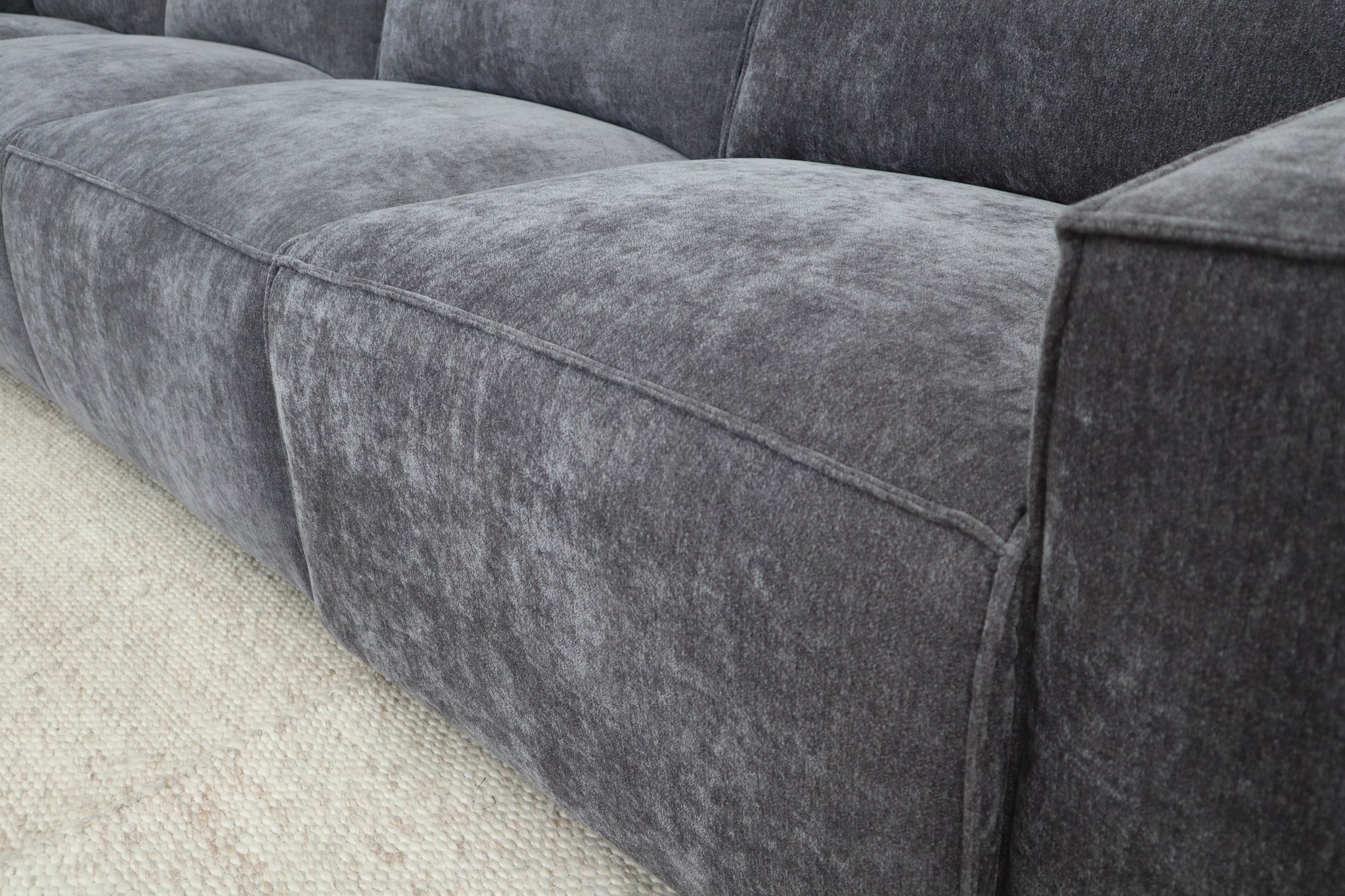 LYNX CHARCOAL CORNER LOUNGE