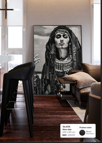 BLACK x WHITE TRADITIONAL WOMAN GLASS ART